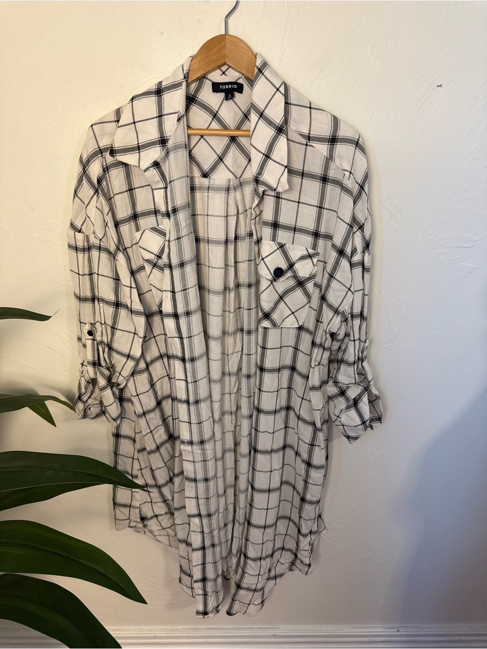 Torrid Ivory & Black Plaid Button-Up Tunic Shirt – Size 2 / 2X - Picture 2 of 5